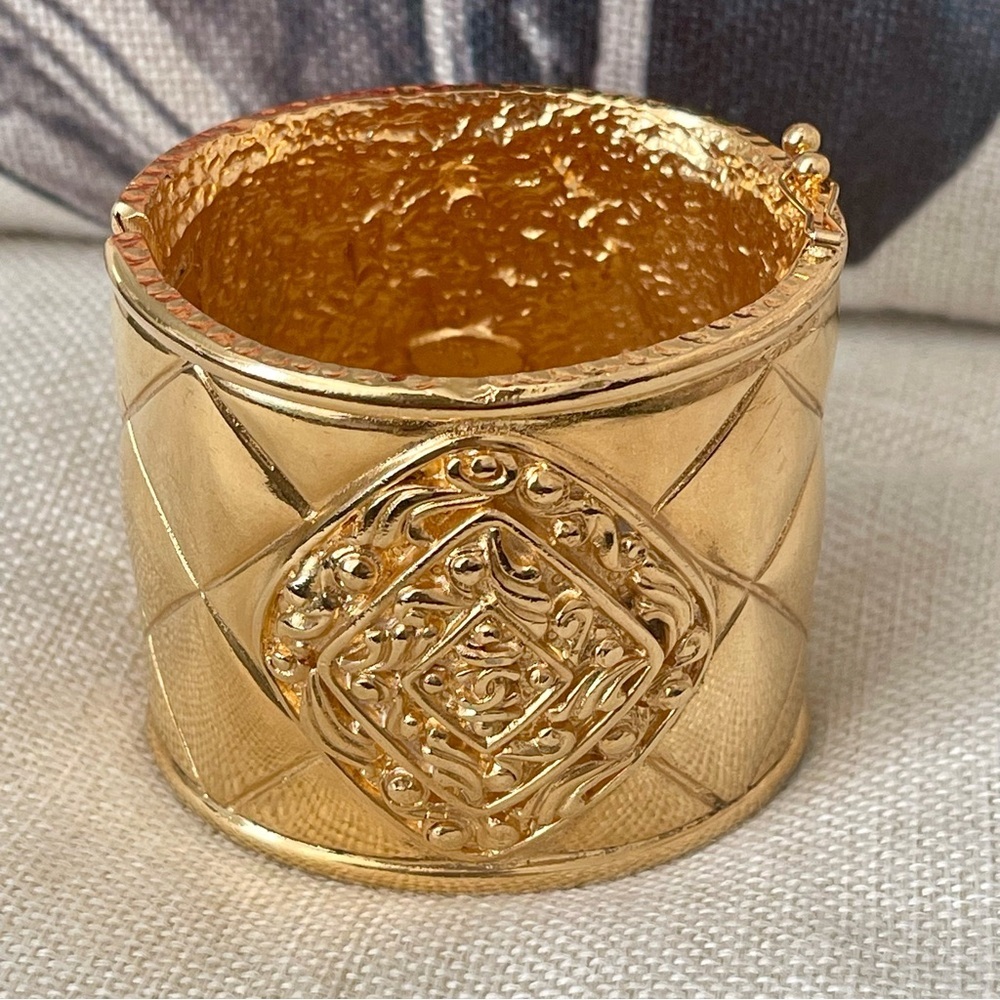 CHANEL⭐️RaRe⭐️Vintage Quilted Byzantine Cuff Bracelet, 1980s⭐️w/box & COA⭐️ - Picture 1 of 11